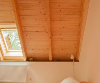 Dřevěné obklady stropů a stěn ze širokých prken