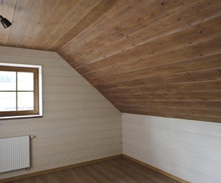 Dřevěné obklady stropů a stěn ze širokých prken