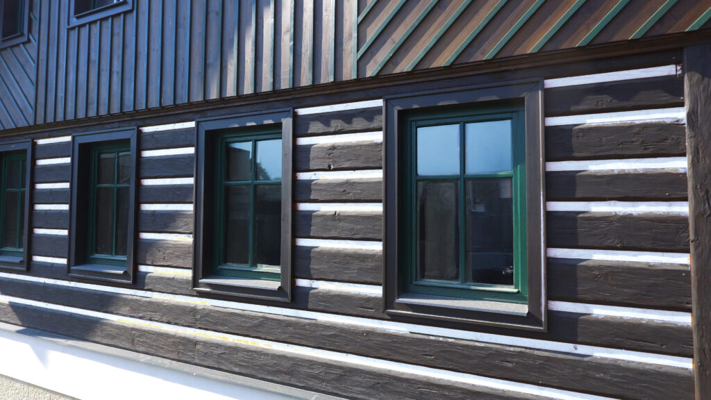 Ukázka tesaného povrchu dřeva